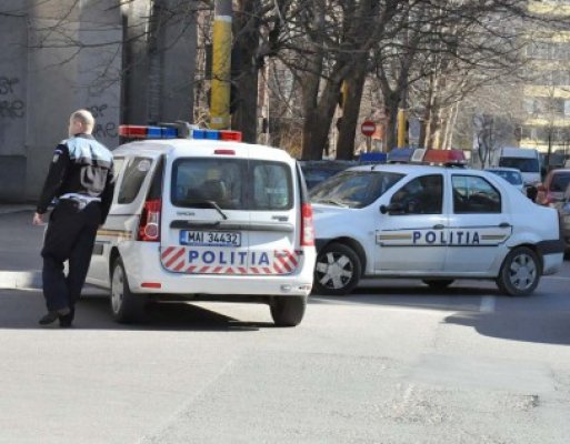 Fără carnet, a dat cu maşina într-un imobil şi a fugit